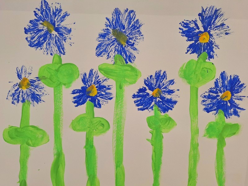 Na polju rožice cveto...